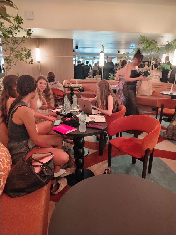 Mercredi 24 juin. Les Bookeuses. Création du club de lecture, Les Bookeuses. et du label associé,  à l'hôtel Méridien Porte Maillot.  