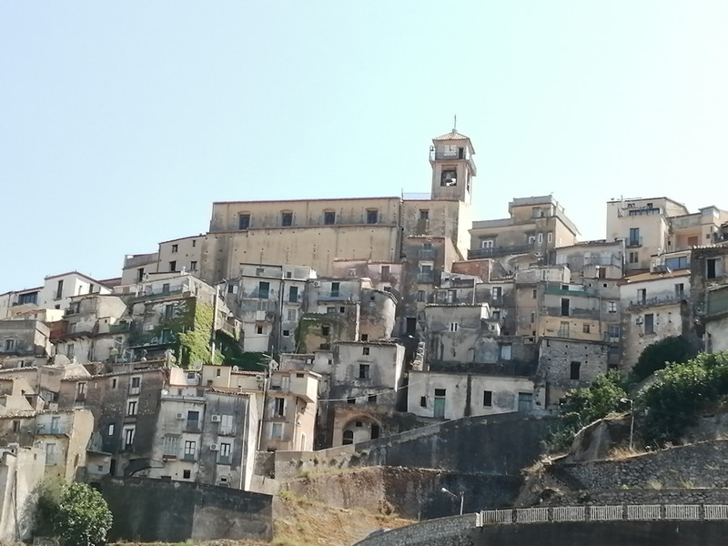 CALABRE. LES VILLAGES DE MONTAGNE. La Calabre est très montagneuse, on vivait plutôt en hauteur, loin de la chaleur des côtes, proche de l'eau, des terres fertiles, des forêts.  