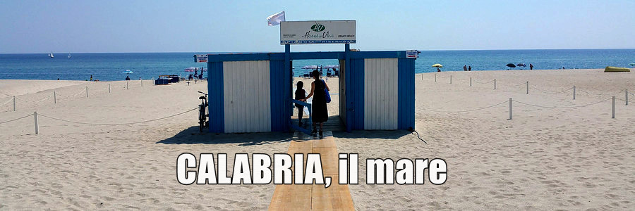 CALABRE. LES PLAGES. En calabre, je commence toujours par aller me baigner, comme me laver du passé, de la ville, des poussières de Paris. C'est devenu un rite, un baptême.. 