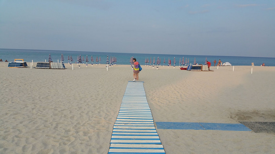 CALABRE.  SOVERATO - La ville balnéaire par excellence de la région, réputée pour ses plages, ses eaux cristallines et sa réserve protégée d'hippocampes. <br><small>Juillet 2019</small>