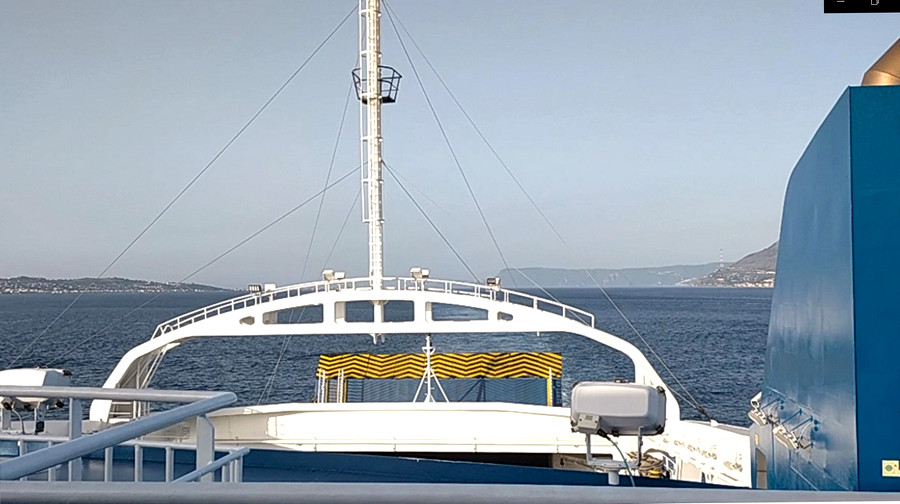CALABRE. LE DETROIT DE MESSINE, entre Sicile et Calabre. Une traversée brève, une pause que la mer impose, pour voir l'Etna qui prend sa pose.<br><small>Juillet 2018</small>